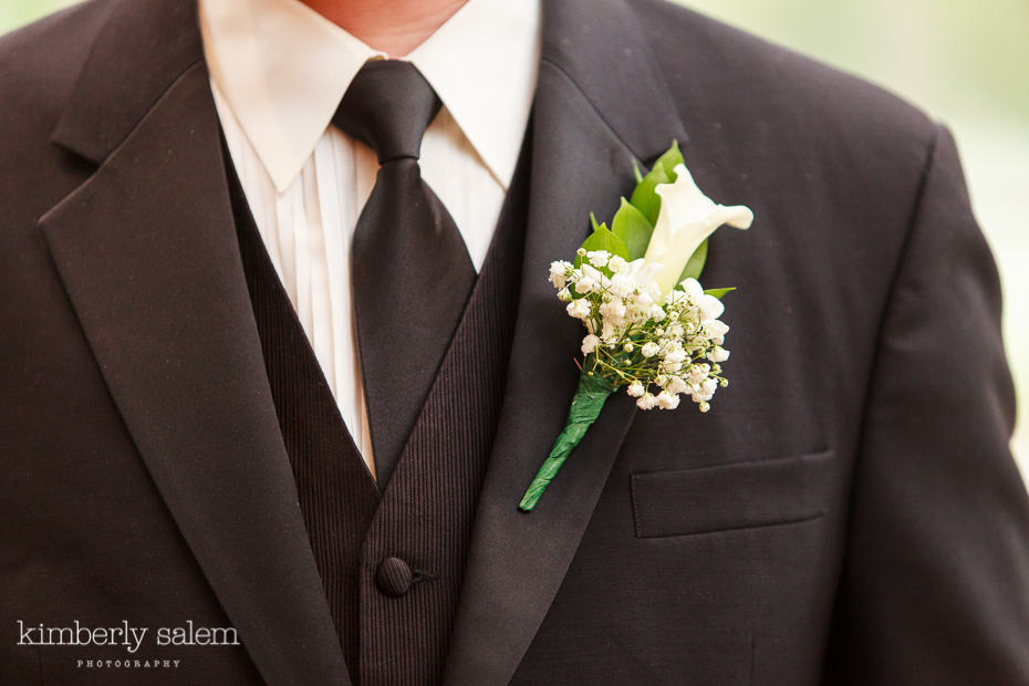 groom boutonniere detail