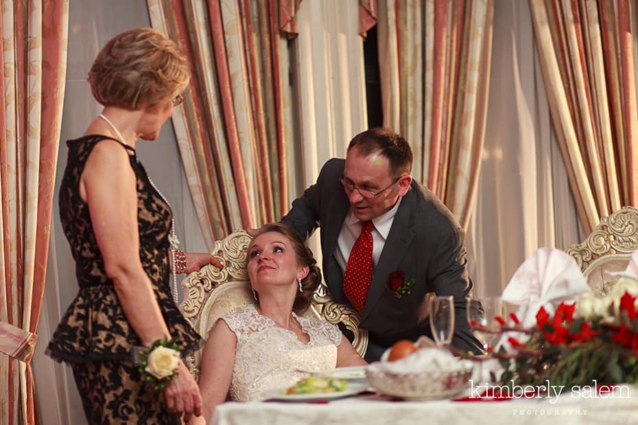 bride chats with her parents